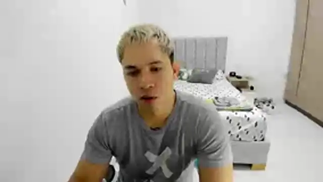Snapshot of Valerioe chatting on May 31, 8:54 am Valerioe online show from May 31, 8:54 am