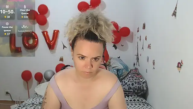Snapshot of hotmilf4uxxx chatting on May 25, 10:21 am hotmilf4uxxx online show from May 25, 10:21 am