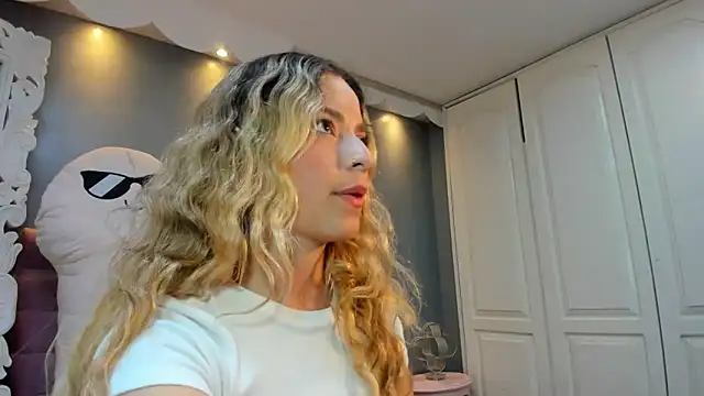 IssadoraJames online show from November 11, 8:09 pm