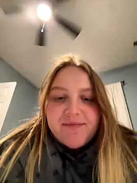 Snapshot of PhatAssBlond chatting on December 2, 4:09 am PhatAssBlond online show from December 2, 4:09 am