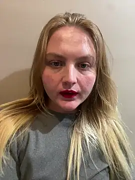 Snapshot of PhatAssBlond chatting on December 14, 2:56 am PhatAssBlond online show from December 14, 2:56 am
