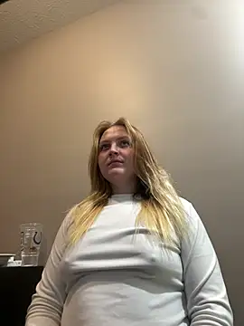 Snapshot of PhatAssBlond chatting on December 15, 12:29 am PhatAssBlond online show from December 15, 12:29 am