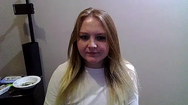 Snapshot of PhatAssBlond chatting on December 16, 12:04 am PhatAssBlond online show from December 16, 12:04 am