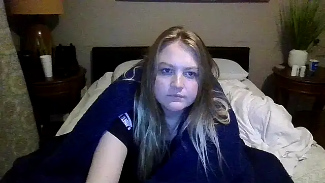 Snapshot of PhatAssBlond chatting on December 16, 2:05 pm PhatAssBlond online show from December 16, 2:05 pm