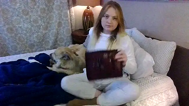 Snapshot of PhatAssBlond chatting on December 17, 6:31 pm PhatAssBlond online show from December 17, 6:31 pm