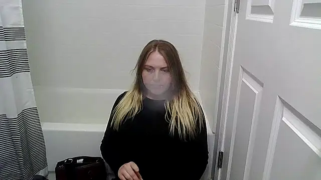 Snapshot of PhatAssBlond chatting on December 21, 1:04 am PhatAssBlond online show from December 21, 1:04 am
