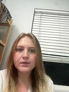 Snapshot of PhatAssBlond chatting on December 21, 5:47 am PhatAssBlond online show from December 21, 5:47 am