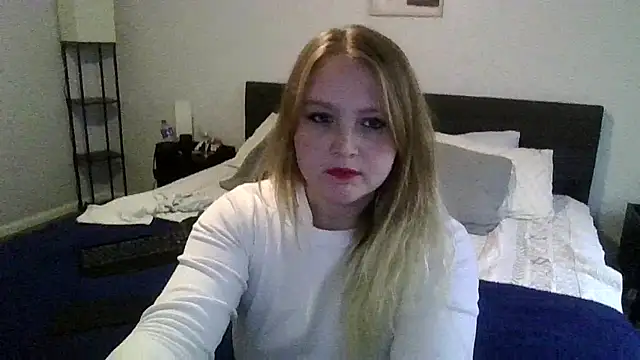 Snapshot of PhatAssBlond chatting on December 25, 7:13 pm PhatAssBlond online show from December 25, 7:13 pm