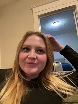 Snapshot of PhatAssBlond chatting on January 1, 5:01 am PhatAssBlond online show from January 1, 5:01 am