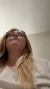 Snapshot of PhatAssBlond chatting on January 9, 7:52 am PhatAssBlond online show from January 9, 7:52 am