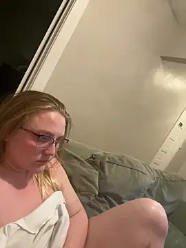 Snapshot of PhatAssBlond chatting on January 11, 5:10 am PhatAssBlond online show from January 11, 5:10 am