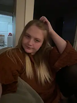 Snapshot of PhatAssBlond chatting on January 22, 11:21 pm PhatAssBlond online show from January 22, 11:21 pm