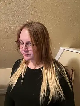 Snapshot of PhatAssBlond chatting on February 2, 10:39 pm PhatAssBlond online show from February 2, 10:39 pm