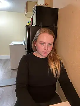 Snapshot of PhatAssBlond chatting on February 5, 11:17 pm PhatAssBlond online show from February 5, 11:17 pm