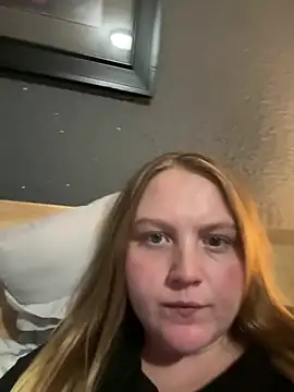 Snapshot of PhatAssBlond chatting on February 20, 11:21 pm PhatAssBlond online show from February 20, 11:21 pm