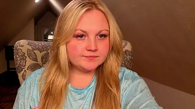 Snapshot of PhatAssBlond chatting on May 5, 3:36 am PhatAssBlond online show from May 5, 3:36 am