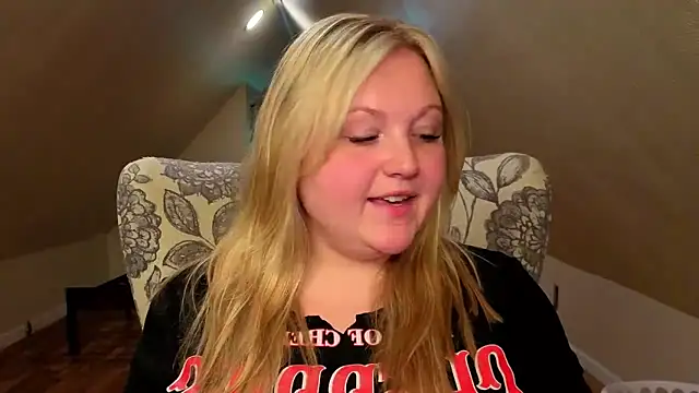 Snapshot of PhatAssBlond chatting on May 12, 9:23 pm PhatAssBlond online show from May 12, 9:23 pm
