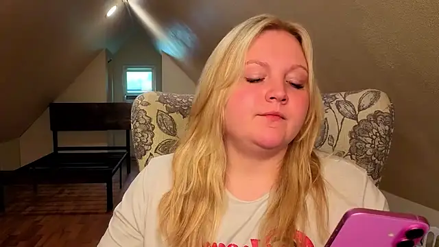 Snapshot of PhatAssBlond chatting on May 16, 9:13 pm PhatAssBlond online show from May 16, 9:13 pm