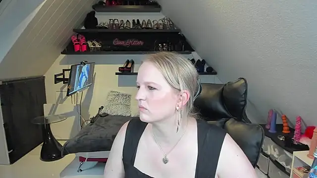 Snapshot of caro_kitten chatting on April 13, 7:36 am caro kitten online show from April 13, 7:36 am