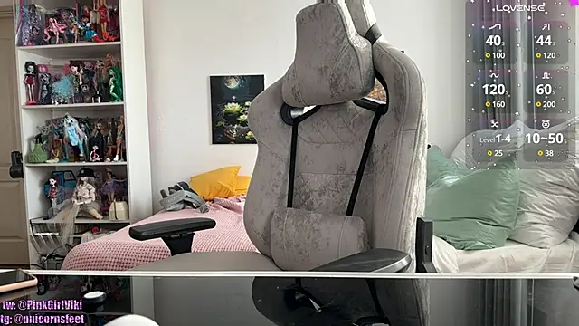 unicornsfeet online show from March 9, 1:26 pm