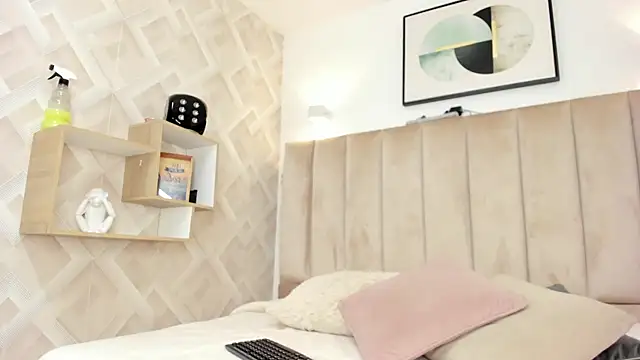 Anniie Queen online show from March 6, 3:25 am