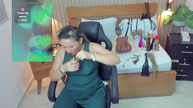 luciana ballesteros  online show from October 28, 12:19 pm