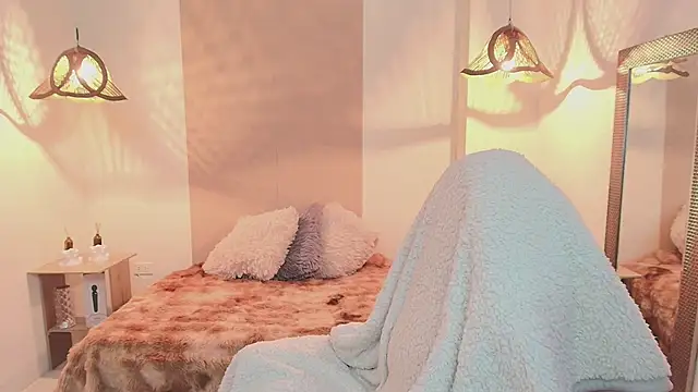 RamonaSimons online show from March 22, 8:04 pm