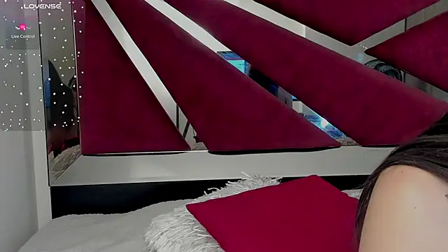 Snapshot of FaloonRoussel chatting on May 13, 5:32 pm FaloonRoussel online show from May 13, 5:32 pm