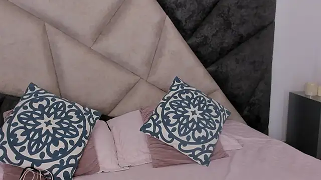 Snapshot of FaloonRoussel chatting on June 23, 8:18 pm FaloonRoussel online show from June 23, 8:18 pm