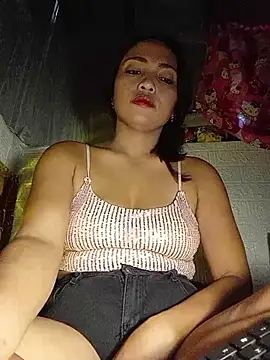 Snapshot of prettybella4u chatting on June 19, 3:33 am prettybella4u online show from June 19, 3:33 am