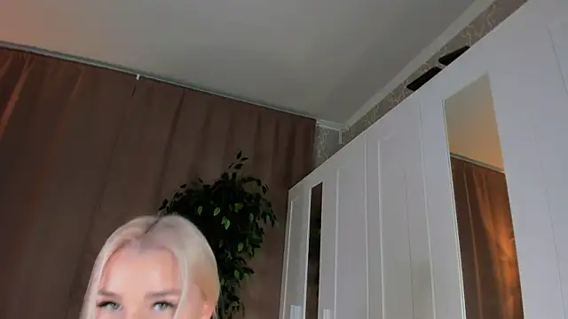 Snapshot of FrauSophia chatting on February 1, 9:08 pm FrauSophia online show from February 1, 9:08 pm