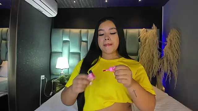 Snapshot of MarianaGarciaa__ chatting on June 16, 7:49 pm MarianaGarciaa online show from June 16, 7:49 pm