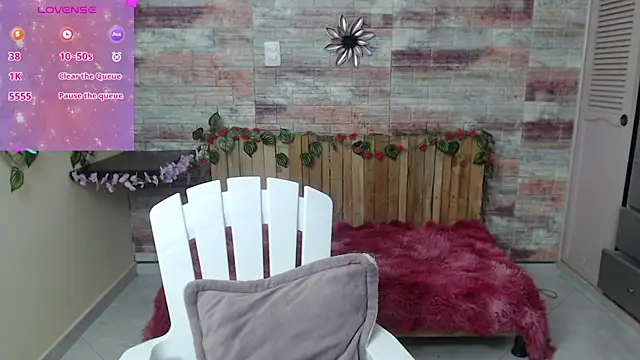 Snapshot of Lucy_joi chatting on December 24, 4:00 am Lucy joi online show from December 24, 4:00 am