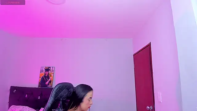 Snapshot of evelyn_23 chatting on February 16, 5:15 am evelyn 23 online show from February 16, 5:15 am