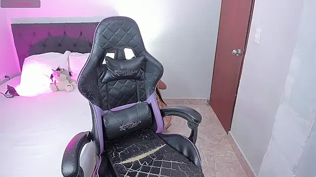 Snapshot of evelyn_23 chatting on October 9, 4:49 pm evelyn 23 online show from October 9, 4:49 pm