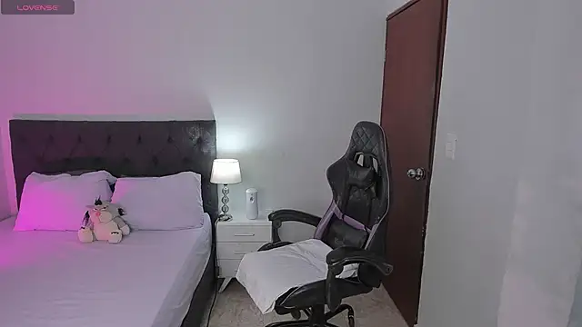 Snapshot of evelyn_23 chatting on October 21, 2:29 pm evelyn 23 online show from October 21, 2:29 pm