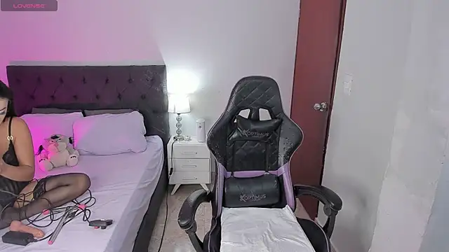 Snapshot of evelyn_23 chatting on October 22, 2:50 pm evelyn 23 online show from October 22, 2:50 pm