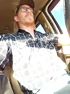 Snapshot of REDHAMMER_ chatting on October 31, 8:10 pm REDHAMMER online show from October 31, 8:10 pm