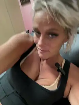 Snapshot of vixendoll87 chatting on April 9, 2:44 am vixendoll87 online show from April 9, 2:44 am