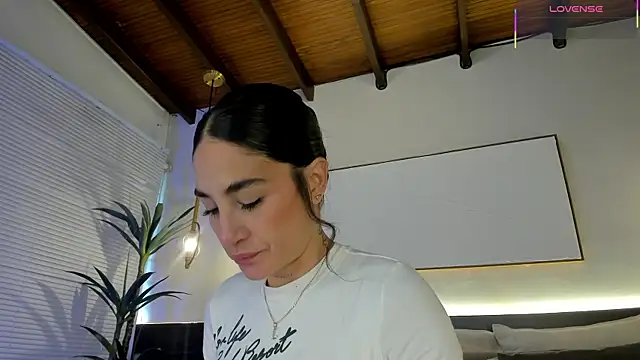 Snapshot of AgattaDuque chatting on June 13, 8:07 pm AgattaDuque online show from June 13, 8:07 pm