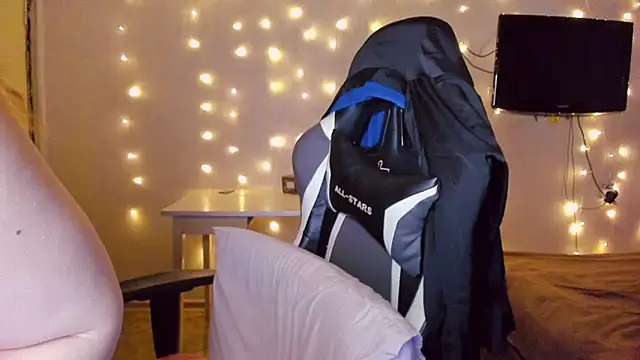 Snapshot of Milafoxxxy chatting on February 14, 1:29 pm Milafoxxxy online show from February 14, 1:29 pm