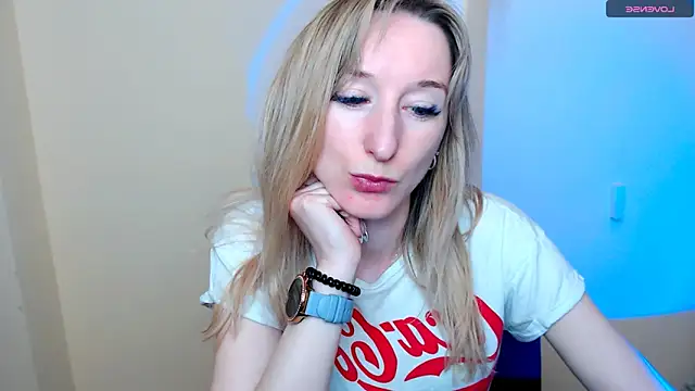 Snapshot of AmandaSell chatting on May 11, 2:45 pm AmandaSell online show from May 11, 2:45 pm
