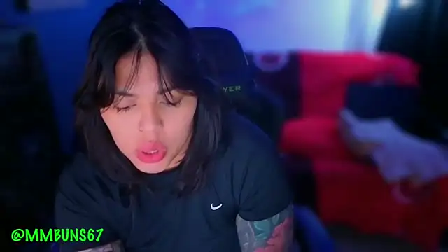 Snapshot of miacanela_xo chatting on November 19, 12:32 am miacanela xo online show from November 19, 12:32 am