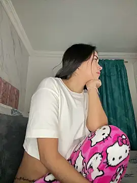 Kimmymadison- online show from April 29, 5:00 am