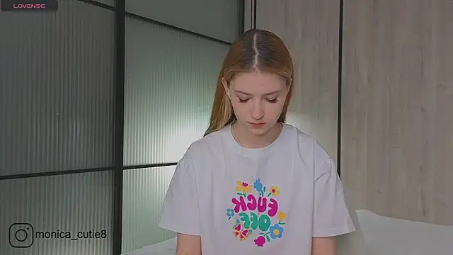 Snapshot of Monikacutie chatting on February 24, 4:05 am Monikacutie online show from February 24, 4:05 am