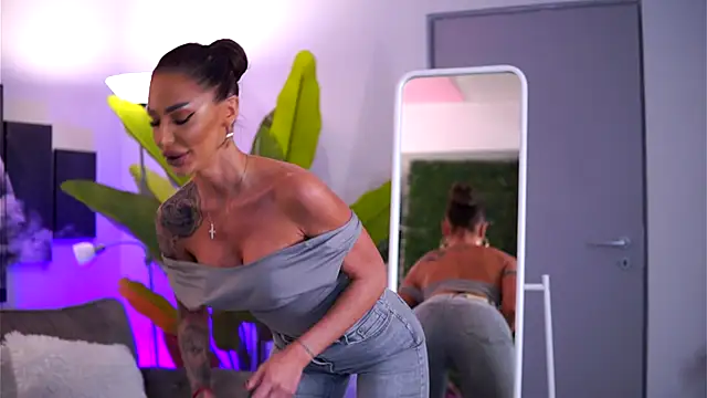 Snapshot of RaquelleVon chatting on November 15, 10:34 am RaquelleVon online show from November 15, 10:34 am