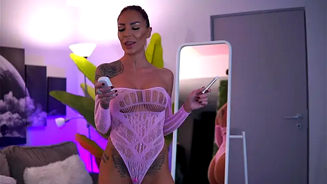 Snapshot of RaquelleVon chatting on November 22, 4:33 am RaquelleVon online show from November 22, 4:33 am