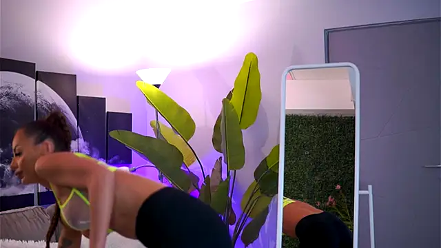 Snapshot of RaquelleVon chatting on November 26, 4:57 am RaquelleVon online show from November 26, 4:57 am