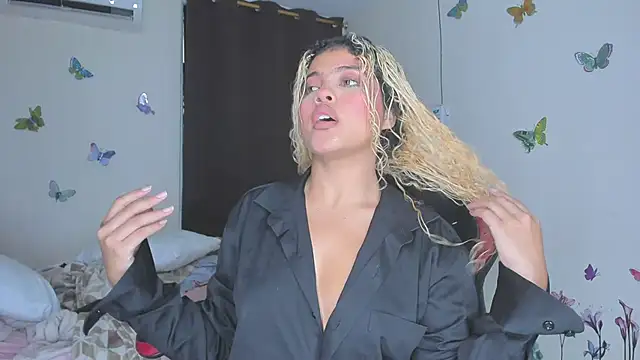 Snapshot of sofiacastillo01 chatting on November 24, 1:11 pm sofiacastillo01 online show from November 24, 1:11 pm