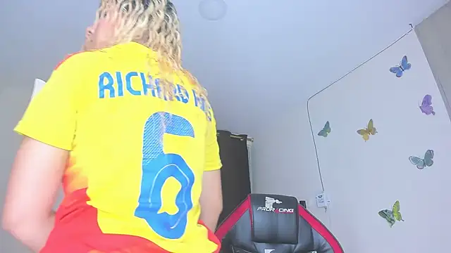 Snapshot of sofiacastillo01 chatting on December 16, 2:33 pm sofiacastillo01 online show from December 16, 2:33 pm